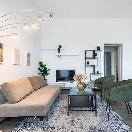 Homely Berlin - Spacious, Modern, S-Bahn Nearby , Groups & Families